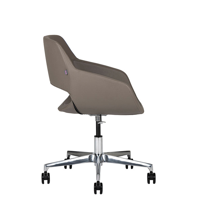 Sillón de Visita Flok café de lado con base de aluminio con rodajas y altura ajustable.