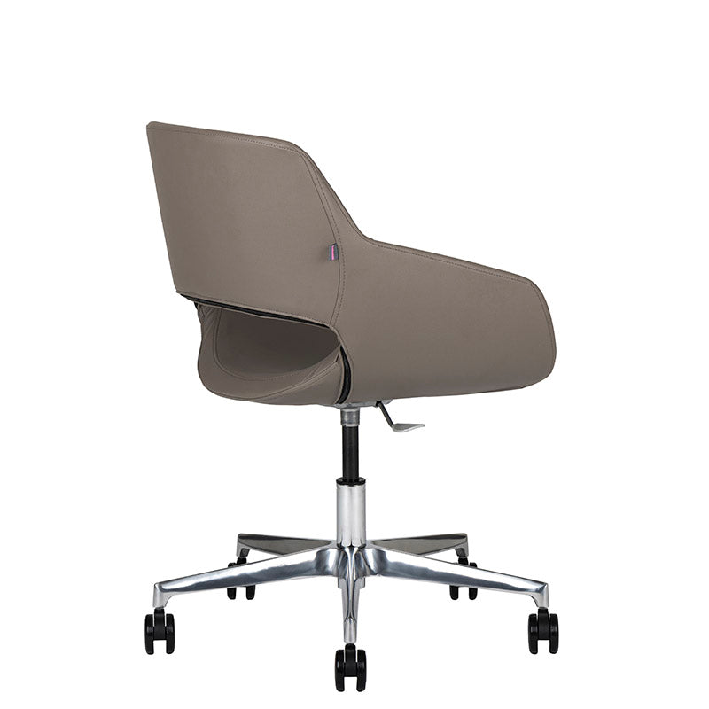 Sillón de Visita Flok café de lado y atrás con base de aluminio con rodajas y altura ajustable.