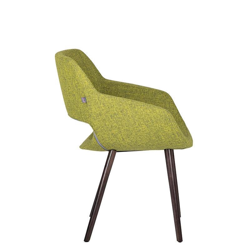 Sillón de visita Flok verde de lado con base de madera de haya disponible en colores Wenge, Negro y Natural.