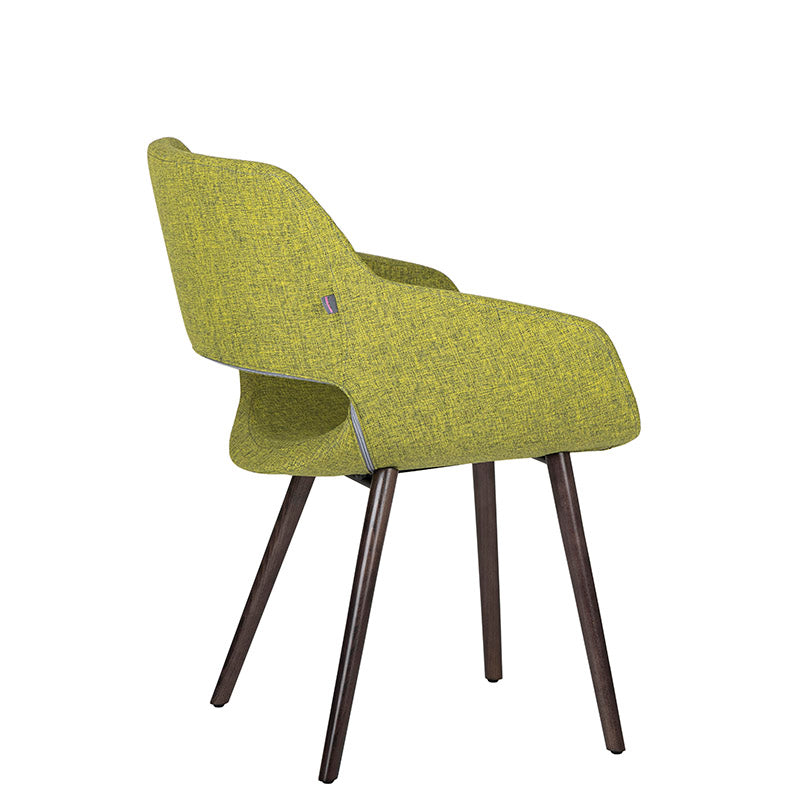 Sillón de visita Flok verde de lado con base de madera de haya disponible en colores Wenge, Negro y Natural.
