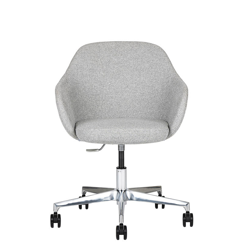 Sillón de Visita kimbra gris claro de frente con Base de aluminio con rodajas y altura ajustable.