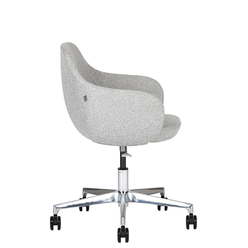 Sillón de Visita kimbra gris claro de lado con Base de aluminio con rodajas y altura ajustable.