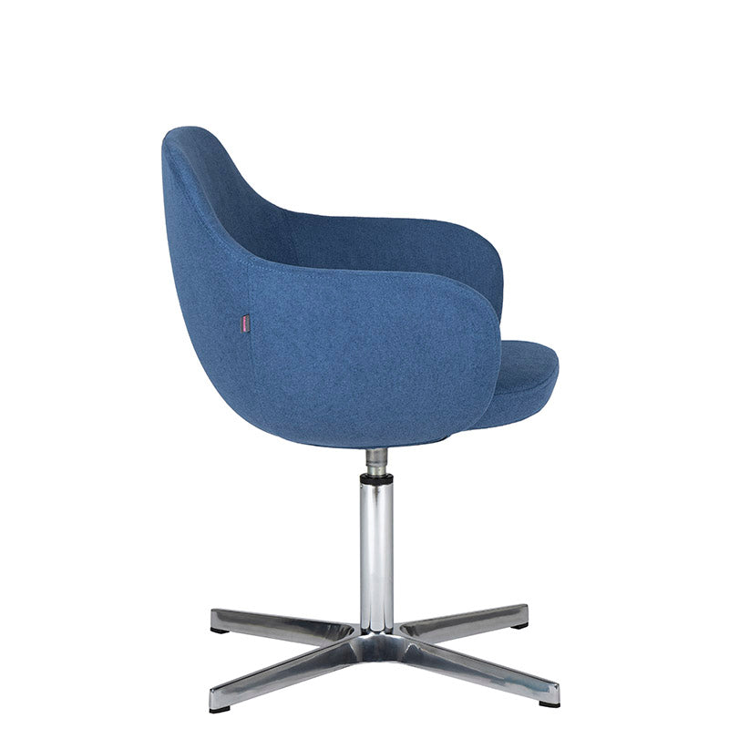 Sillón de Visita kimbra azul de lado con base rotatoria de cuatro puntas con mecanismo de retorno.