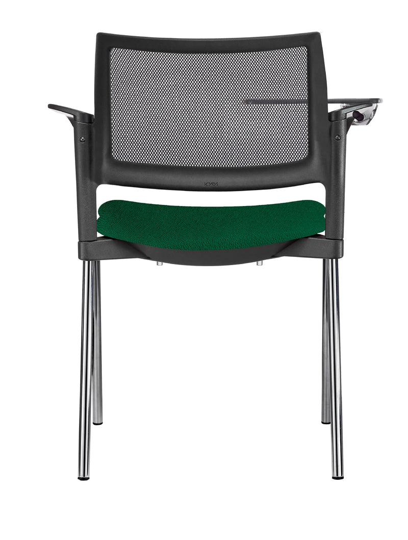 El pupitre escolar Kyos OHP‑379CR; mantiene una estructura cromada elegante, respaldo en malla ergonómica, asiento acolchonado, paleta abatible y rodajas dobles, ideal para aulas, universidades y espacios de formación.
