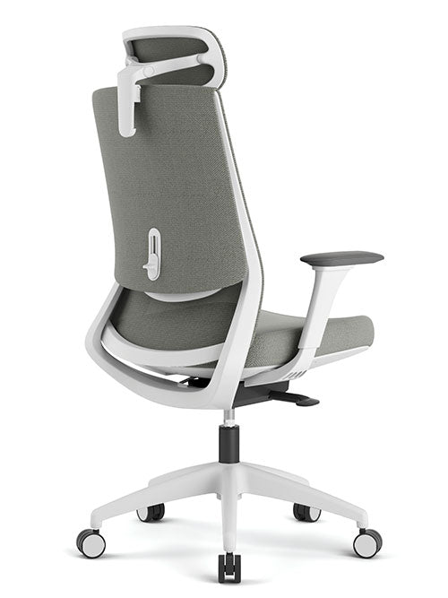 Vista lateral por detrás del sillón ejecutivo Royal White con cabecera ajustable, soporte lumbar y asiento ergonómico acolchonado