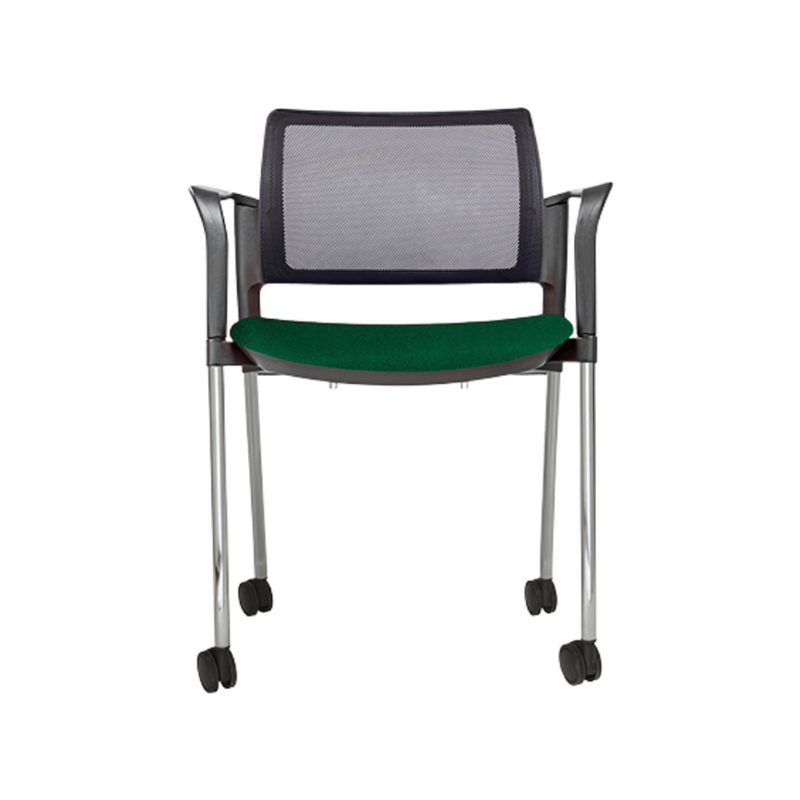 Silla de visita KYOS Estructura De acero tubular de 7/8" de diámetro calibre 14 terminado en cromo con rodajas giratorias tipo dual en color negro y con descansabrazos de poliuretano en color gris o negro Respaldo En malla diseño ergonómico Aura Muebles modelo OHV-372 cromada