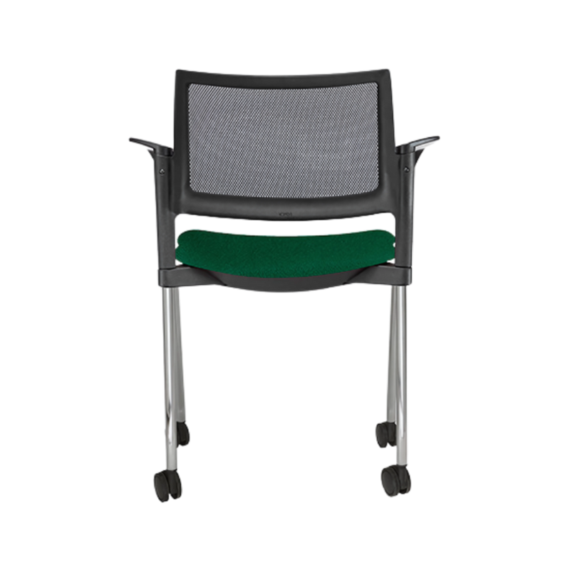 Silla de visita KYOS Estructura De acero tubular de 7/8" de diámetro calibre 14 terminado en cromo con rodajas giratorias tipo dual en color negro y con descansabrazos de poliuretano en color gris o negro Respaldo En malla diseño ergonómico Aura Muebles modelo OHV-372 cromada