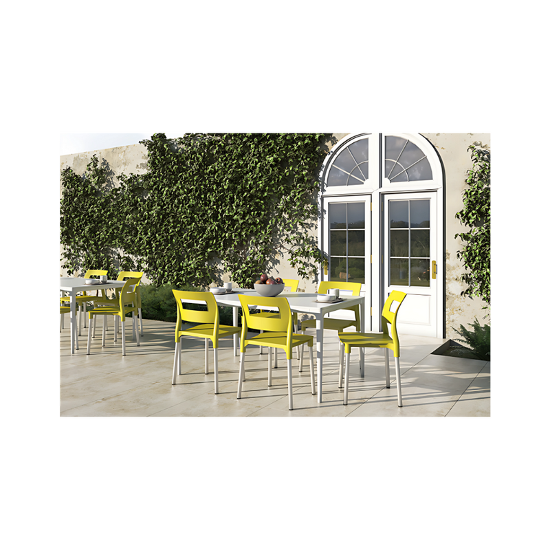 Silla para restaurante con asiento y respaldo de una sola pieza en polipropileno de alta resistencia y duración para la intemperie resistente a los rayos ultravioleta (UV) y al ambiente salino SAND Aura Muebles modelo OHV-64