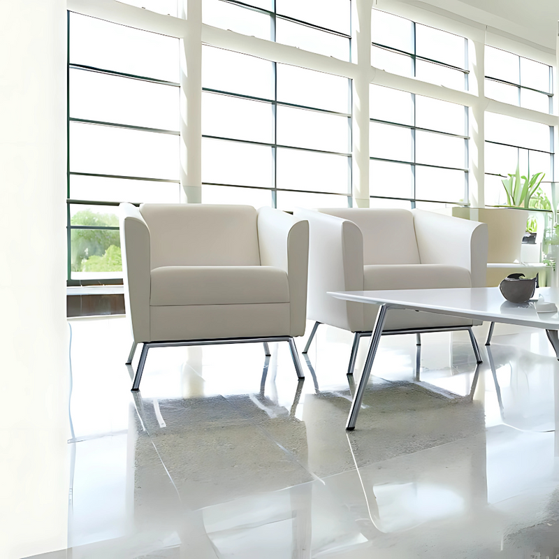 Sillón confortable Armazón de madera de pino sólido de 1″ de espesor patas metálicas cromadas acojinamiento en poliuretano flexible con aislante térmico hecho en LF con opción a tela y piel Aura Muebles modelo DUBAI II
