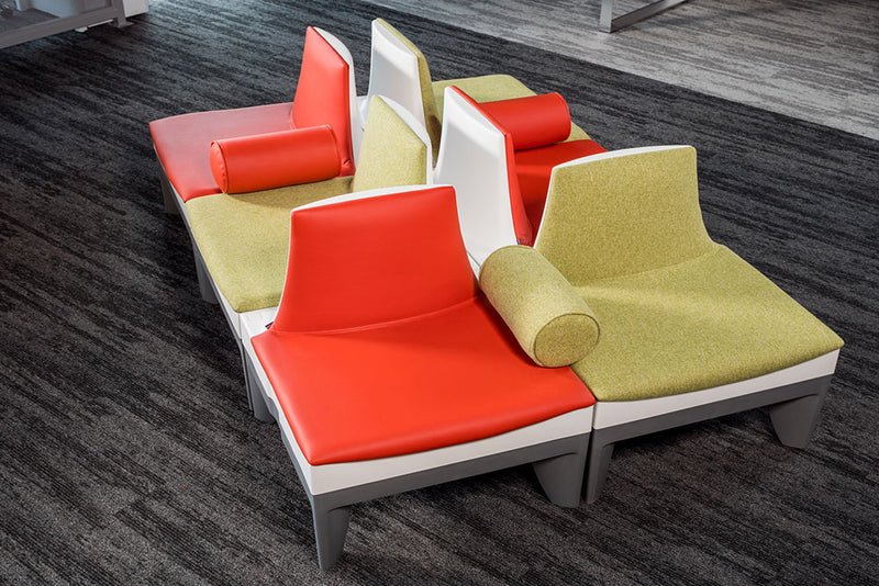 Sofás Sophia en tapizados combinados rojo y verde con cojines cilíndricos descansabrazos
