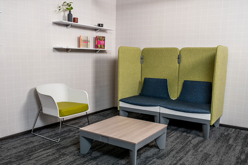 Configuración de sillones Sophia con paneles para mayor privacidad en espacios abiertos