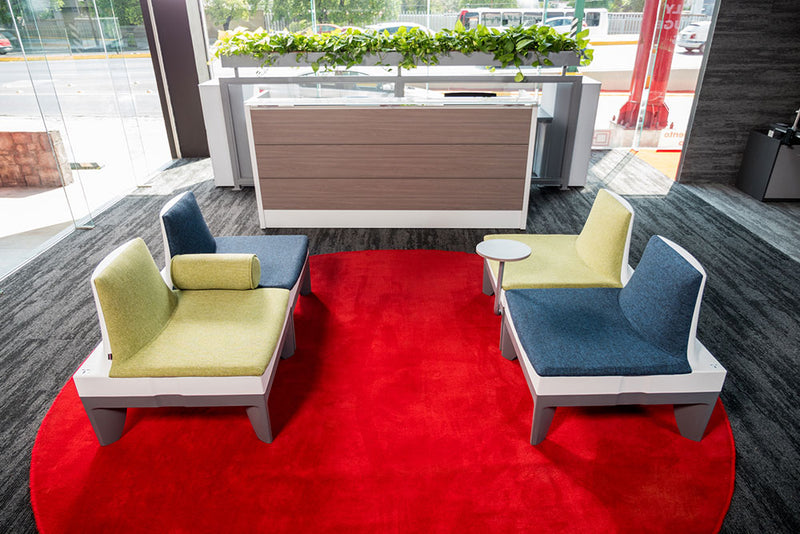 Área de recepción equipada con sillones modulares Sophia en colores contrastantes