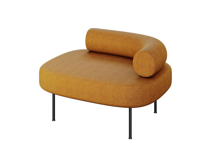 Sillón de visita modelo Wave tapizado en color mostaza, con respaldo curvo y cojín cilíndrico