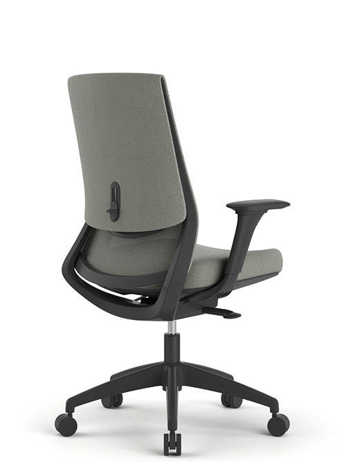 Imagen trasera diagonal del sillón Royal Black respaldo bajo, mostrando su diseño ergonómico