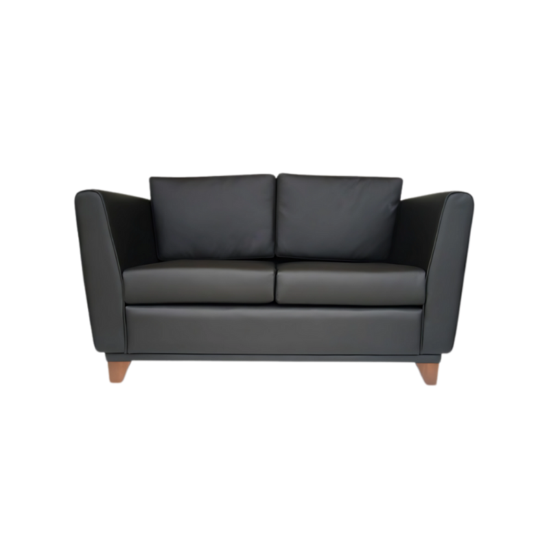 Sofá confortable Armazón de madera de pino sólido de 1″ de espesor patas de madera solida barnizadas en nogal acojinamiento en poliuretano flexible con aislante térmico Aura Muebles modelo ATENAS