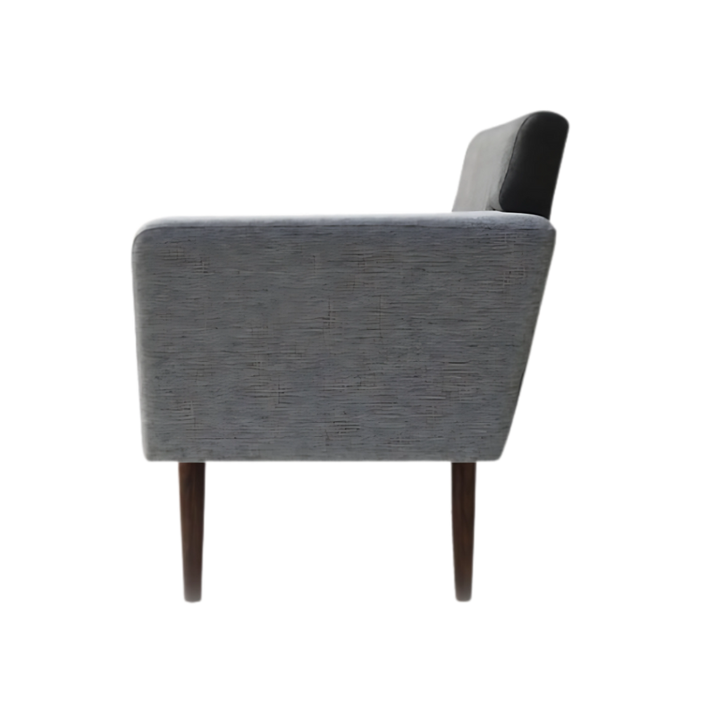Sofá confortable Armazón de madera de pino sólida de 1″ de espesor patas en madera sólida de encino barnizadas en color nogal respaldo con diseño ventilado acojinamiento en poliuretano flexible con aislante térmico Aura Muebles modelo EGIPTO