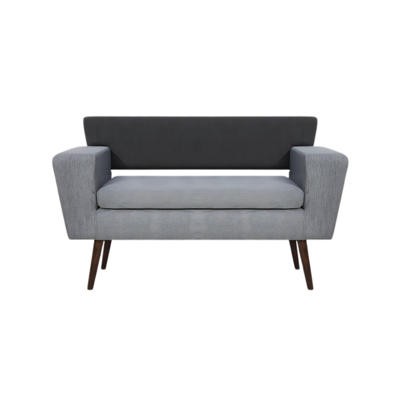 Sofá confortable Armazón de madera de pino sólida de 1″ de espesor patas en madera sólida de encino barnizadas en color nogal respaldo con diseño ventilado acojinamiento en poliuretano flexible con aislante térmico Aura Muebles modelo EGIPTO