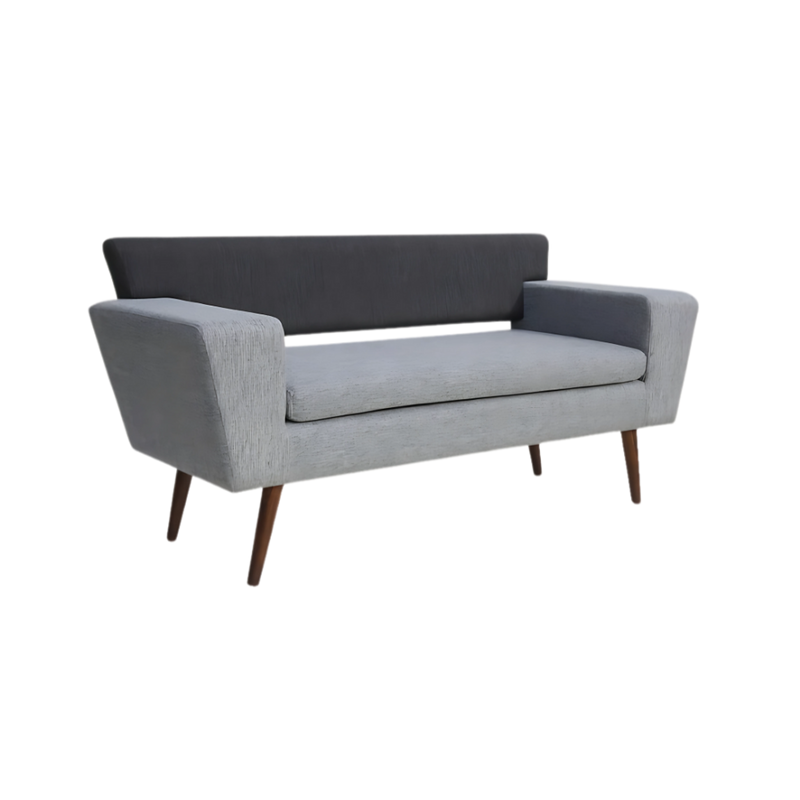 Sofá confortable Armazón de madera de pino sólida de 1″ de espesor patas en madera sólida de encino barnizadas en color nogal respaldo con diseño ventilado acojinamiento en poliuretano flexible con aislante térmico Aura Muebles modelo EGIPTO