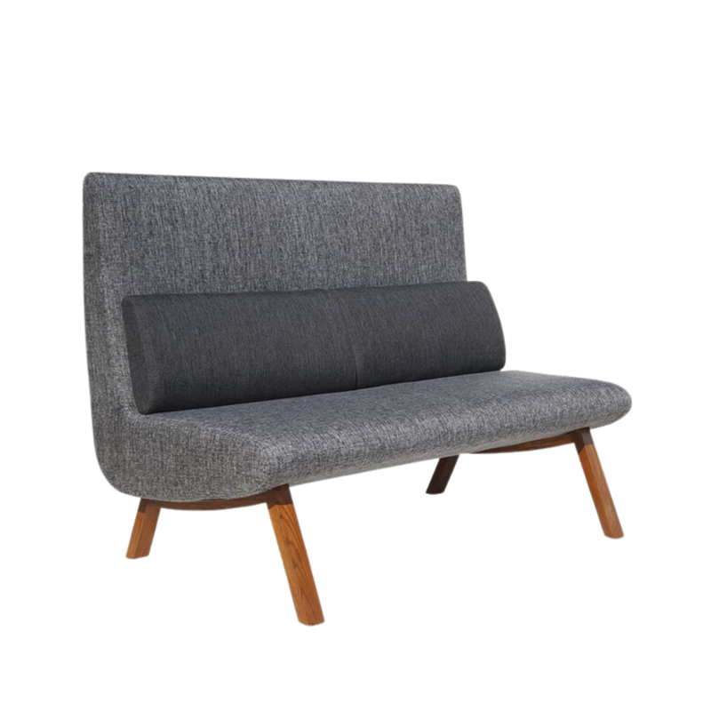 Sofá confortable con armazón de madera de pino sólido de 1" de espesor y triplay de 15 mm tiene patas metálicas enchapadas en madera barnizada, pintura negra o gris oscuro, con cojines para soporte lumbar Aura Muebles modelo FRANCIA sin brazos