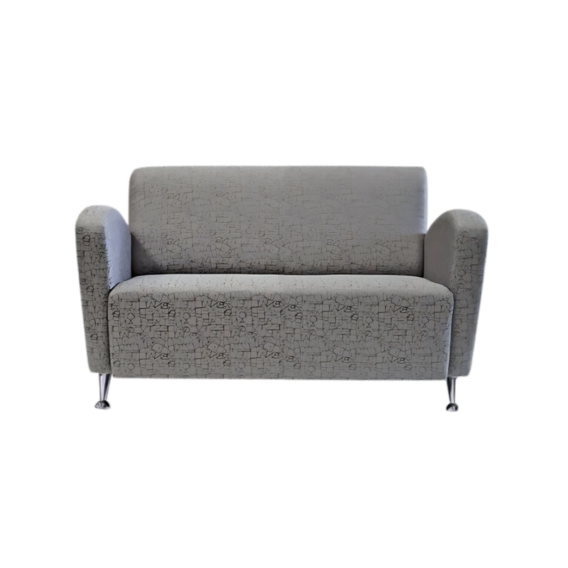 Sofá confortable Armazón de madera de pino sólido de 1″ de espesor patas metálicas cromadas acojinamiento en poliuretano flexible con aislante térmico hecha en tela con opción a LF y PIEL Aura Muebles modelo GALES