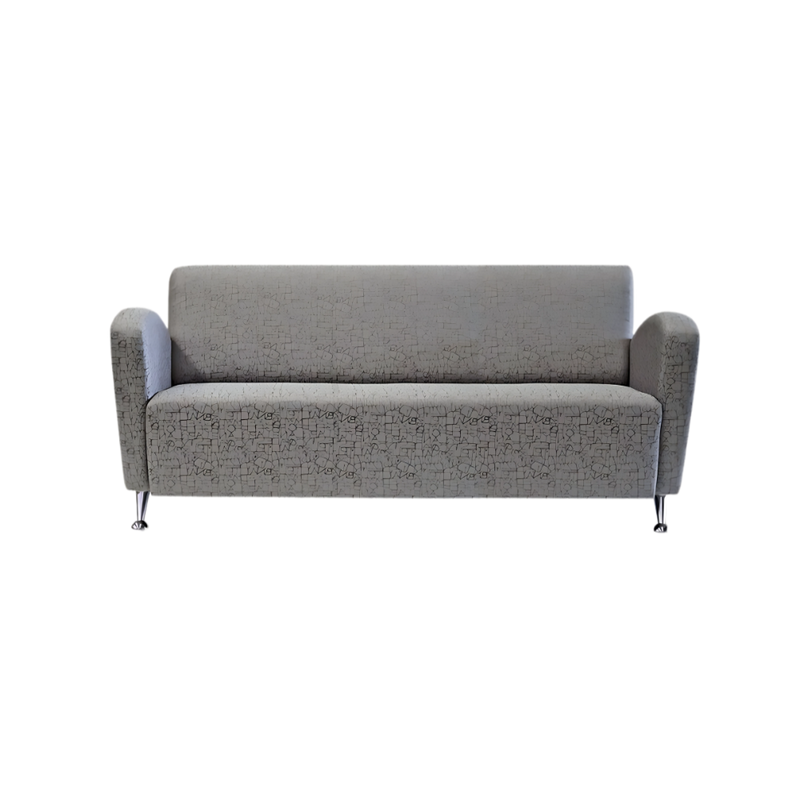 Sofá confortable Armazón de madera de pino sólido de 1″ de espesor patas metálicas cromadas acojinamiento en poliuretano flexible con aislante térmico hecha en tela con opción a LF y PIEL Aura Muebles modelo GALES