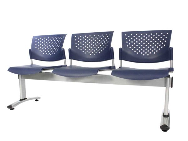 Banca de espera modelo Token de 3 plazas con asiento y respaldo en polipropileno azul y estructura metálica satinada
