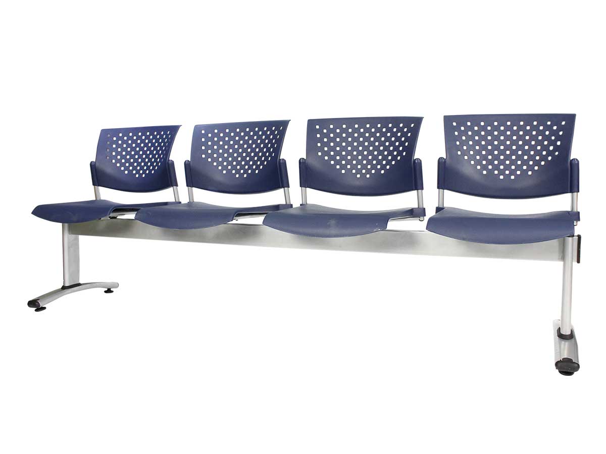 Banca de espera modelo Token de 4 plazas con asiento y respaldo en polipropileno azul y estructura metálica 