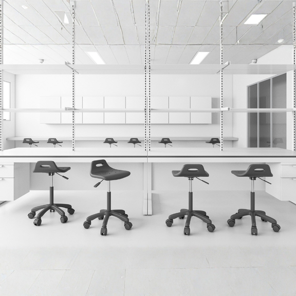 Encuentra el banco para oficina perfecto en Aura Muebles. El banco alto industrial modelo HEAVY DUTY LINE OHI-49 ofrece resistencia y durabilidad, y su diseño ergonómico brinda comodidad.