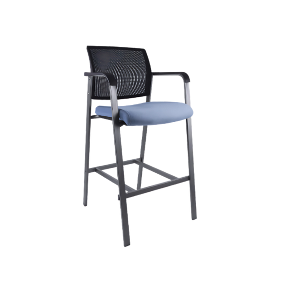 Banco alto  fabricado en estructura de tubo rectangular terminado en pintura color gris brazos de polipropileno color negro malla en respaldo Aura Muebles modelo BM-565