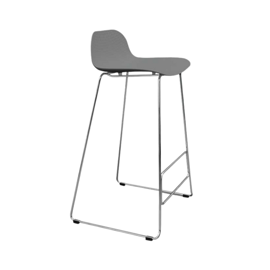 Banco alto moderno con asiento de polipropileno y estructura metálica cromada. Ideal para barras y cafeterías. Disponible en blanco, negro y gris.