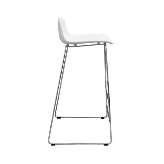 Banco alto moderno con asiento de polipropileno y estructura metálica cromada. Ideal para barras y cafeterías. Disponible en blanco, negro y gris.