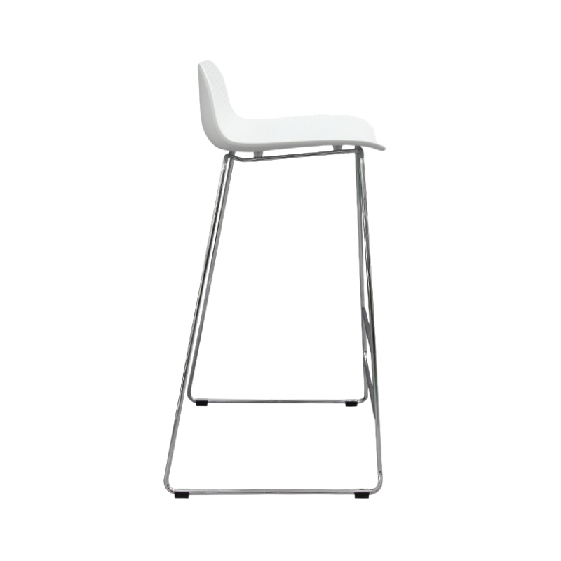 Banco alto moderno con asiento de polipropileno y estructura metálica cromada. Ideal para barras y cafeterías. Disponible en blanco, negro y gris.