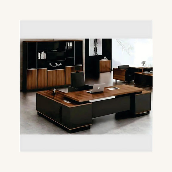 Diseño elegante y señorial combinado en color de cubiertas con pisos. Escritorio ejecutivo con credenza lateral derecha o izquierda según sea el uso. Escritorio y credenza sobre estructuras metálicas de acero Aura Muebles modelo GOBE EEJ02