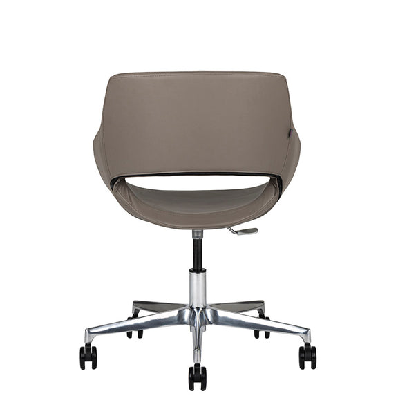 Sillón de Visita Flok café detrás con base de aluminio con rodajas y altura ajustable.