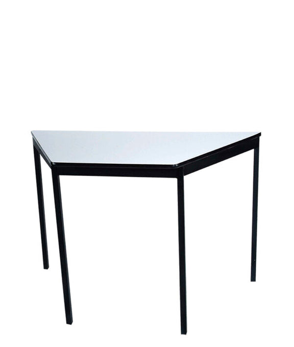 “Mesa escolar trapezoidal modelo MT-220 con cubierta de melamina blanca y estructura negra”