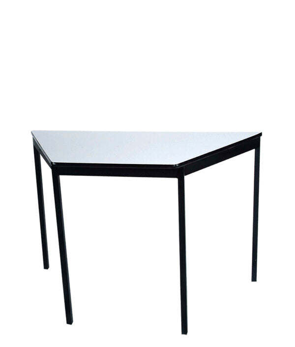 “Mesa escolar trapezoidal modelo MT-220 con cubierta de melamina blanca y estructura negra”