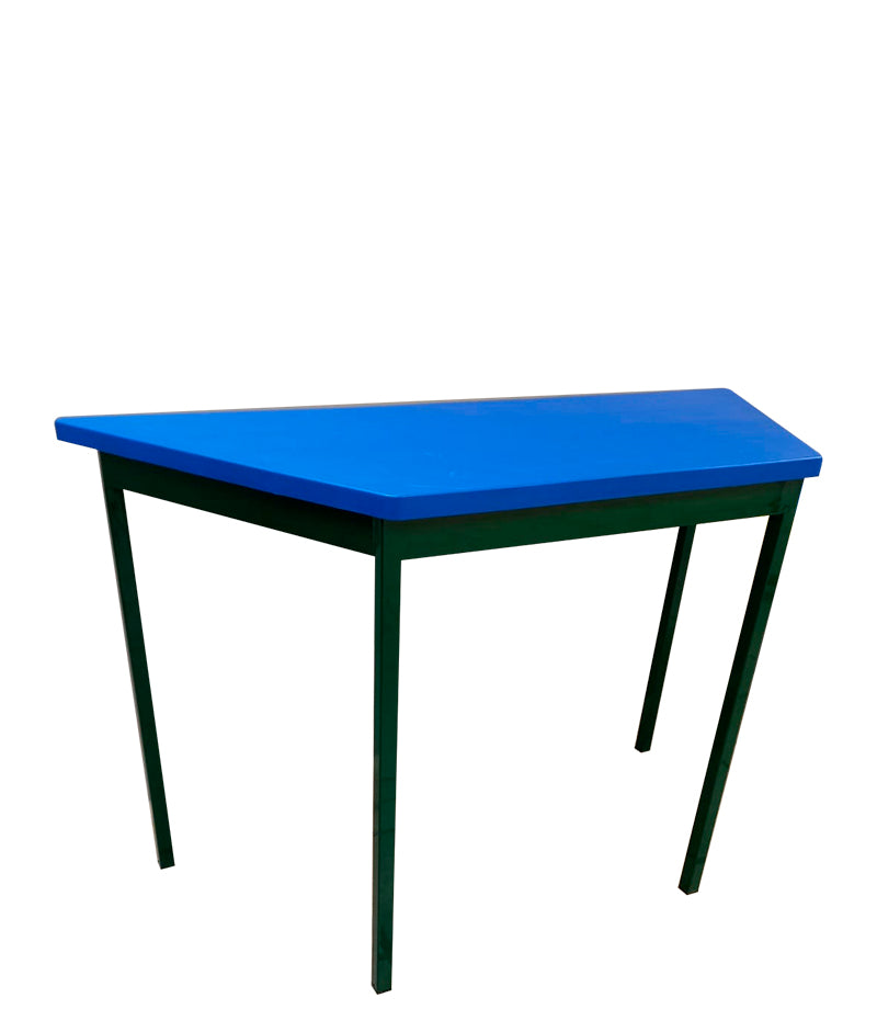 “Mesa escolar trapezoidal modelo MT-220 P con cubierta azul y estructura metálica verde”