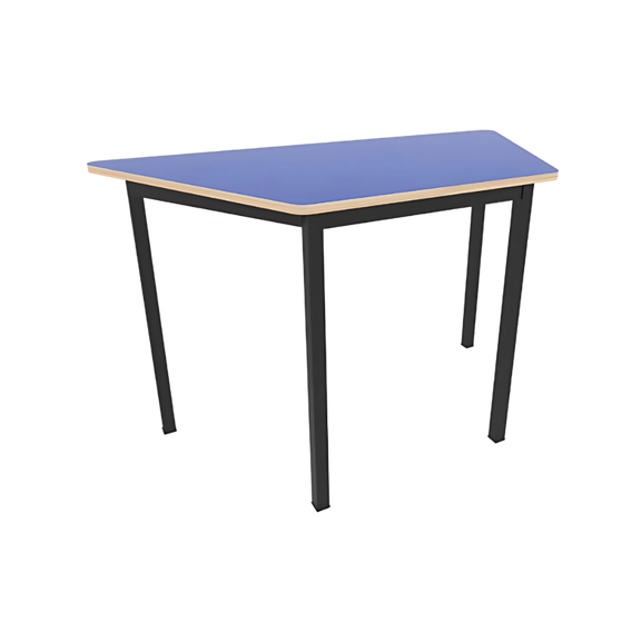 Encuentra la mesa escolar trapezoidal ideal para aulas y espacios educativos. Fabricada con triplay y laminado de plástico, esta mesa proporciona un espacio de trabajo cómodo y duradero para estudiantes. 