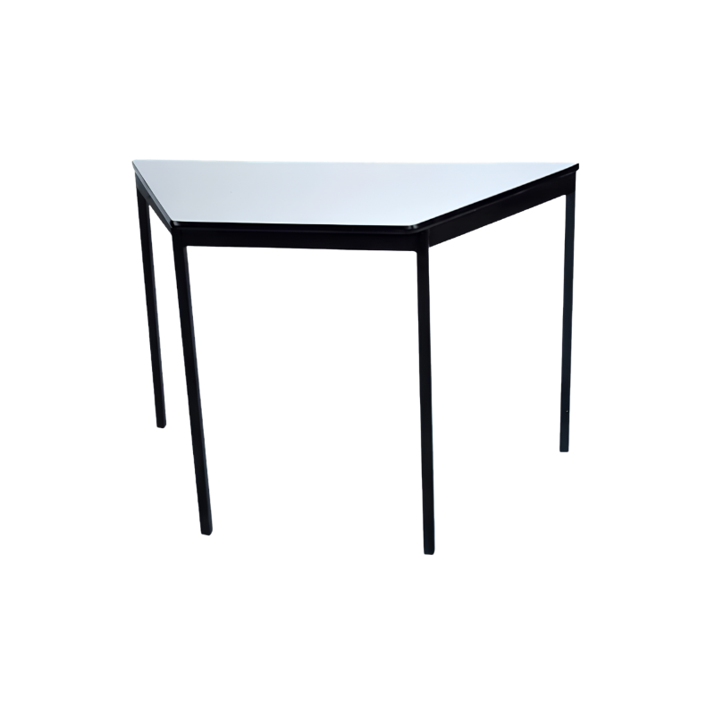 Mesa escolar trapezoidal MT-220 con cubierta de melamina blanca y estructura metálica negra. Ideal para espacios educativos colaborativos y duraderos.