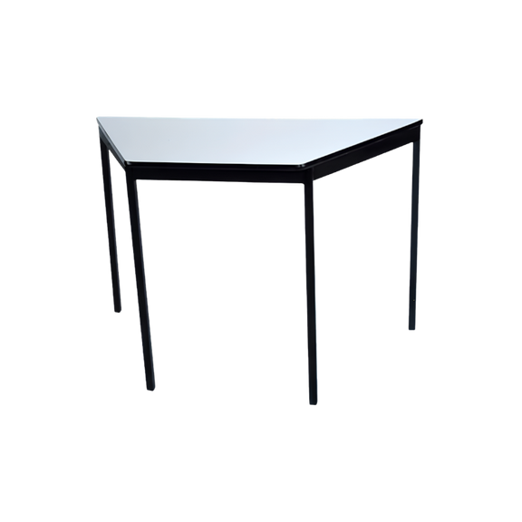 Mesa escolar trapezoidal MT-220 con cubierta de melamina blanca y estructura metálica negra. Ideal para espacios educativos colaborativos y duraderos.