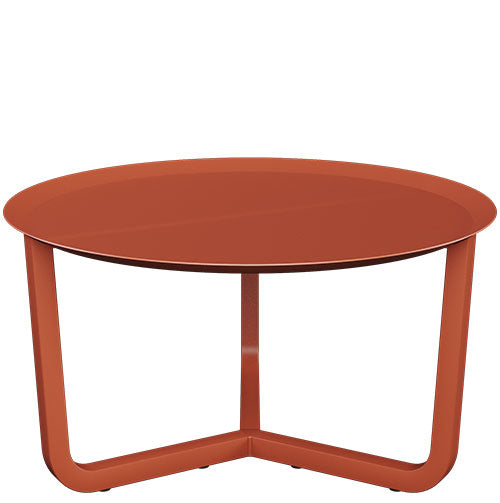 Mesa redonda metálica color ladrillo modelo Chica central con base en forma de V invertida.