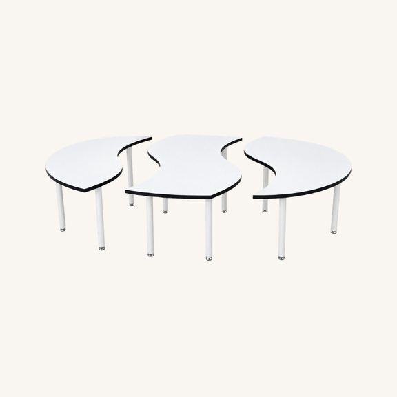 Mesa de trabajo modular PUZZLE para 6 personas con tres módulos separados, cubiertas blancas curvas, cantos negros y patas metálicas blancas.