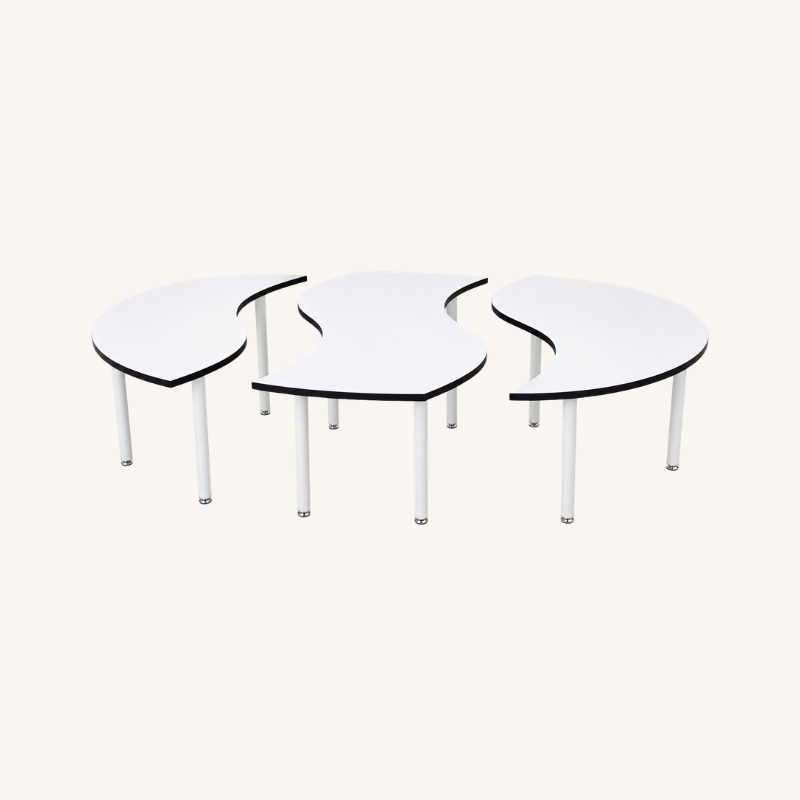 Mesa de trabajo modular PUZZLE para 6 personas con tres módulos separados, cubiertas blancas curvas, cantos negros y patas metálicas blancas.