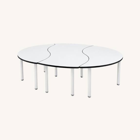 Mesa de trabajo PUZZLE para 6 personas ensamblada con tres cubiertas curvas blancas, cantos negros y estructura tubular metálica blanca.
