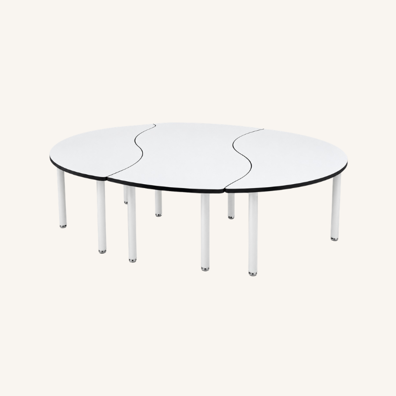 Mesa de trabajo PUZZLE para 6 personas ensamblada con tres cubiertas curvas blancas, cantos negros y estructura tubular metálica blanca.