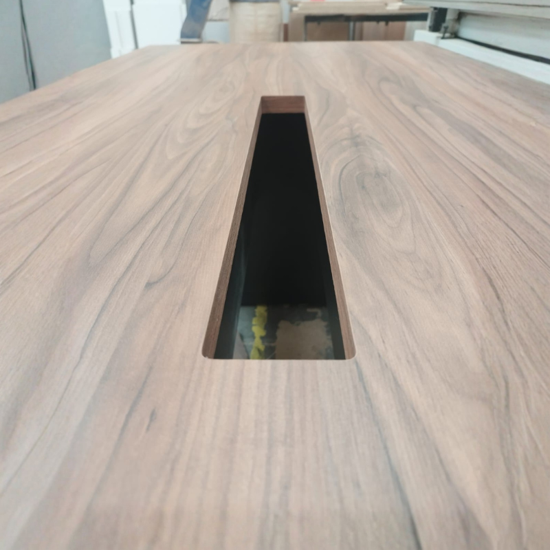 Amplíe su espacio de reuniones con nuestras mesas para sala de juntas modelo MEJ11. Fabricadas con materiales de alta calidad y un diseño moderno, estas mesas garantizan una experiencia de reunión eficiente y productiva.