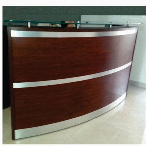 modulo de recepción GOLDEN curva en melamina con cubierta de transacción en cristal templado de 9 mm esmerilado. Frente con adorno en metal silver Aura Muebles modelo REC05