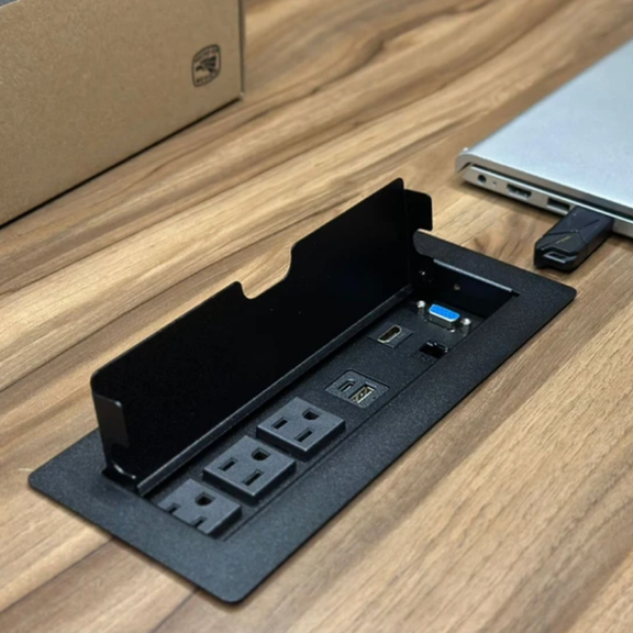 3 puertos de corriente 127W.
1 puerto USB doble (carga).
1 puerto RJ45.
1 puerto HDMI.
1 puerto VGA.
Cable de salida 1m con clavija.