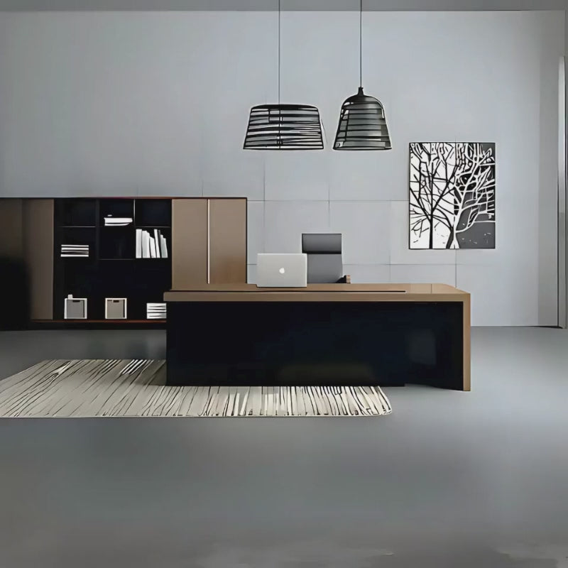 Escritorio ejecutivo recto con medidas 180 x 80 x 75, fabricado en tablero laminado doble cara 28 mm, con cajonera móvil de dos cajones papeleros y un cajón archivero; cuenta con ruedas Aura Muebles modelo EEJ08.
