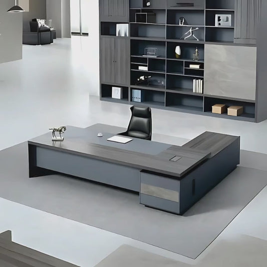 Escritorio ejecutivo con credenza lateral derecha o izquierda según sea el uso, con medidas en escritorio 180 x 80 x 75, fabricado en tablero laminado doble cara 28 mm; su credenza, fabricada en tablero laminado doble cara 16 mm, 180 x 50 x 65. Aura Muebles, modelo EEJ10.